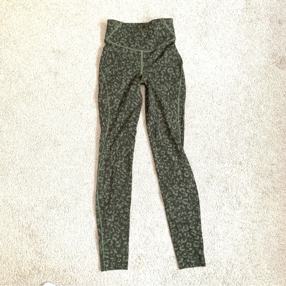 Lululemon Base Pace High-Rise Tight 25" Leggings Womens size 2 Camo Olive